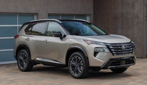 Продажбите на известния в Европа като  X-Trail модел скачат нагоре-надолу досега тази година. В крайна сметка отбелязват 10% спад в сравнение с първите три тримесечия на миналата година. Актуализация на стила пристигна едва сега, като донесе някои нови функции.